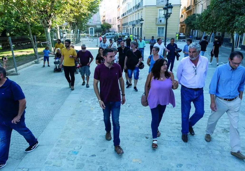 El concejal Mart&iacute;n Vila, con representantes de entidades sociales, en la visita a la nueva Plaza de Espa&ntilde;a.  - VIVA
