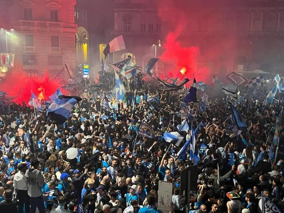 N&aacute;poles, de fiesta por el t&iacute;tulo de liga. - efe