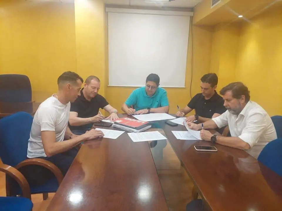 Firma del nuevo convenio. - VIVA Ja&eacute;n