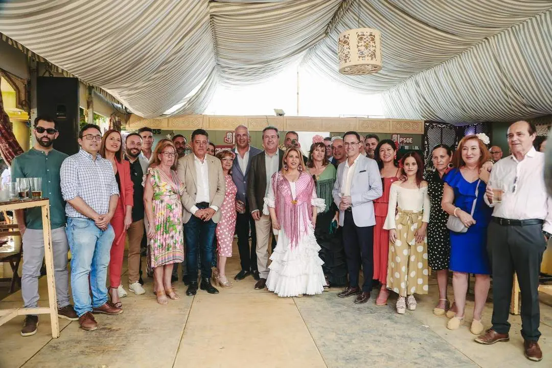 Mamen S&aacute;nchez y Juan Espadas en el encuentro con la prensa en la feria - Cristo Garc&iacute;a