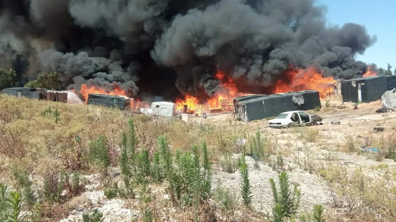 Imagen del incendio del asentamiento de Palos. - PLAN INFOCA