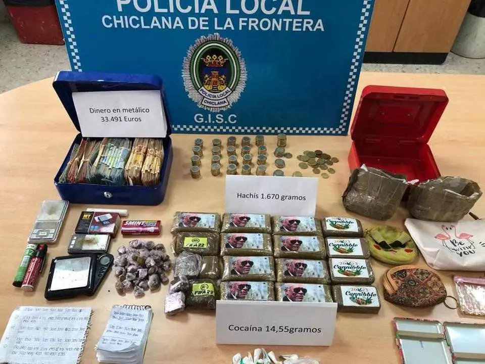 Material y dinero incautado por la Polic&iacute;a Local de Chiclana - VIVA