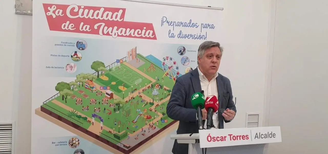 El candidato del PSOE, con el boceto de la Ciudad de la Infancia. - VIVA