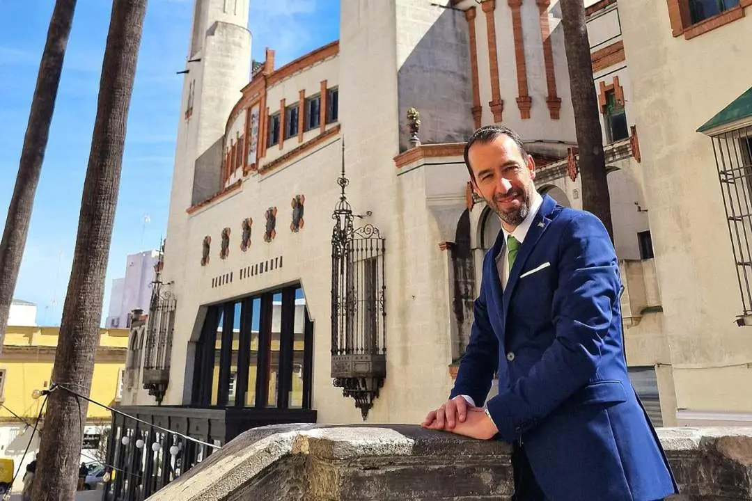 Santiago Casal ante el Teatro Villamarta - Axs&iacute;