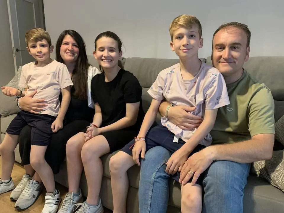 Marian Vaya y Jos&eacute; Antonio Mesa posan con sus hijos. - EFE