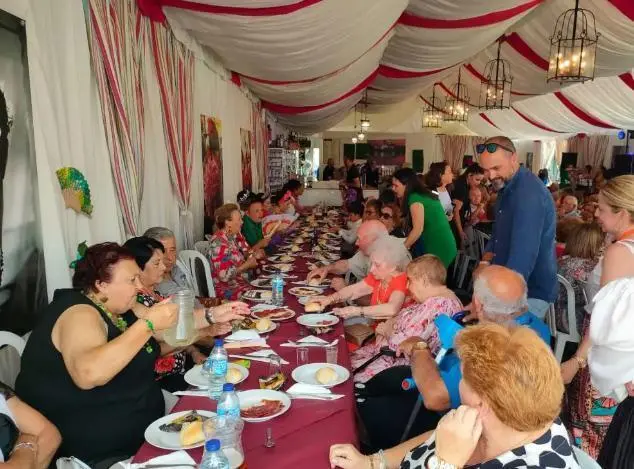 Almuerzo de mayores en la Feria de Los Barrios. - AI