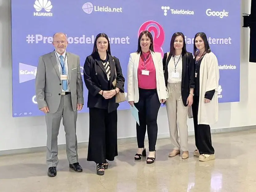Representantes de la asociaci&oacute;n &Aacute;lamos, en el acto de entrega.  - 