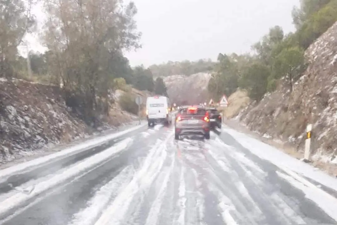 Granizada en una carretera de la Cuenca Minera. - VH