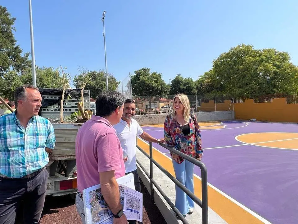 La alcaldesa, Mamen S&aacute;nchez, en el Pol&iacute;gono de San Benito. - VIVA
