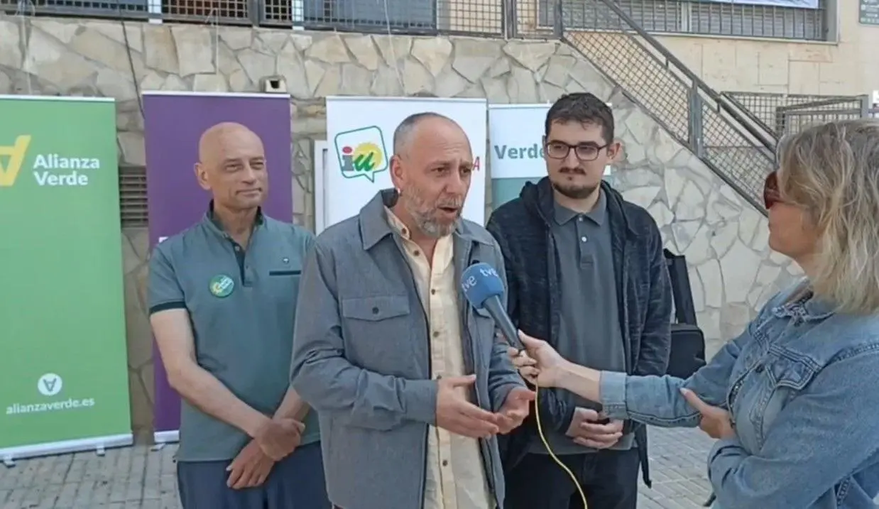 Ernesto Alba atiende a la prensa en Almer&iacute;a. - PCA