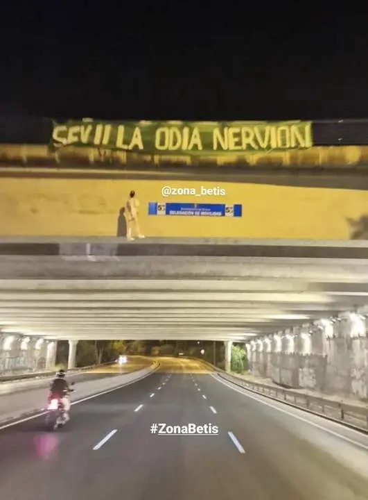 Imagen del mu&ntilde;eco y la pancarta. - @CharlasBetis