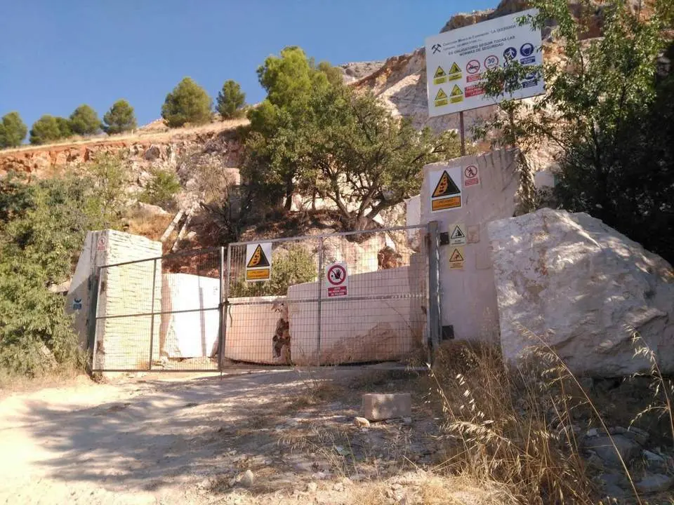 Acceso a la cantera de la Fuente de la Pe&ntilde;a. - Viva Ja&eacute;n
