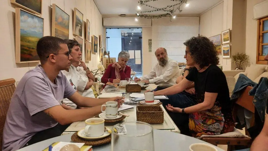 Reuni&oacute;n celebrada por la Confluencia para econom&iacute;a social - Confluencia