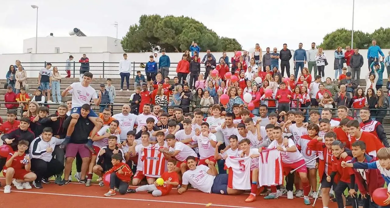 Jugadores, familiares y allegados al club lo celebran - Moy Cantero