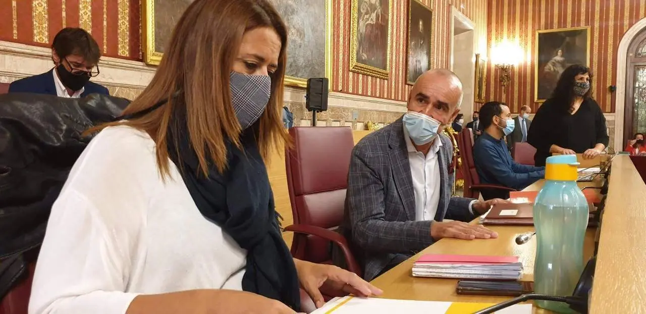 Los socialistas Sonia Gaya y Antonio Mu&ntilde;oz. - ARCHIVO
