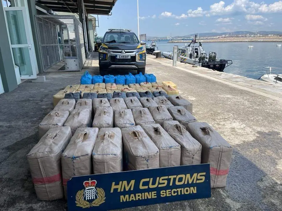 Fardos incautados en Gibraltar. - AI