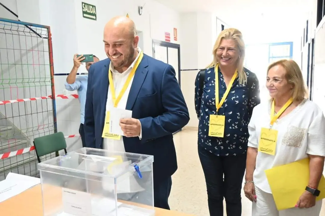 Belgrano, candidato de Ahora C&aacute;diz, vota en el IES San Severiano. - VIVA