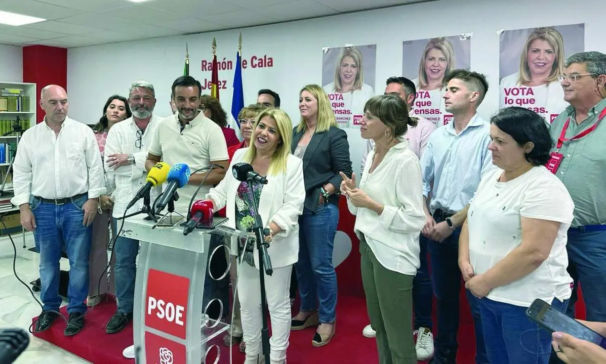 Mamen S&aacute;nchez durante su comparecencia rodeada de su candidatura. - 7 TV