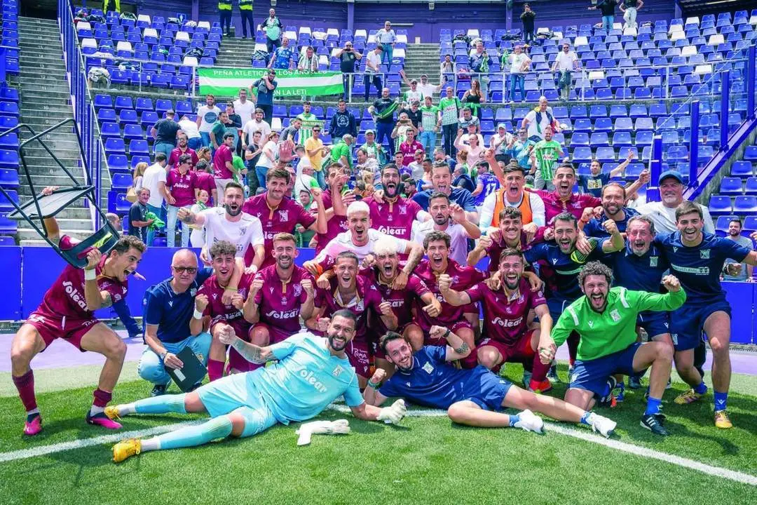El Atl&eacute;tico Sanluque&ntilde;o y un sector de su afici&oacute;n en Valladolid - ASCF