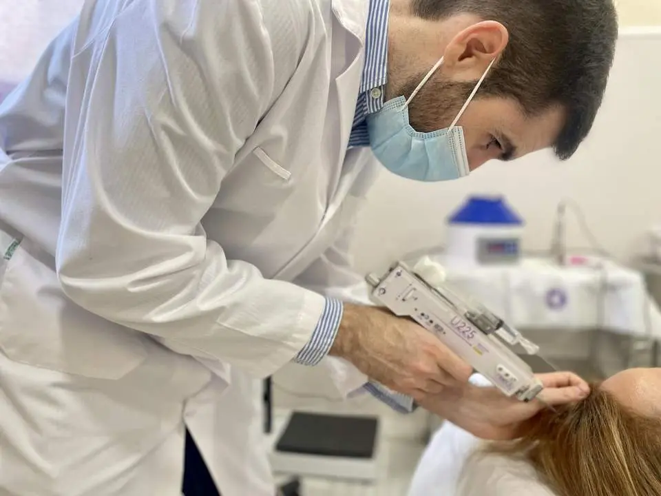 El doctor Tapia atendiendo a una paciente. - Quir&oacute;nsalud