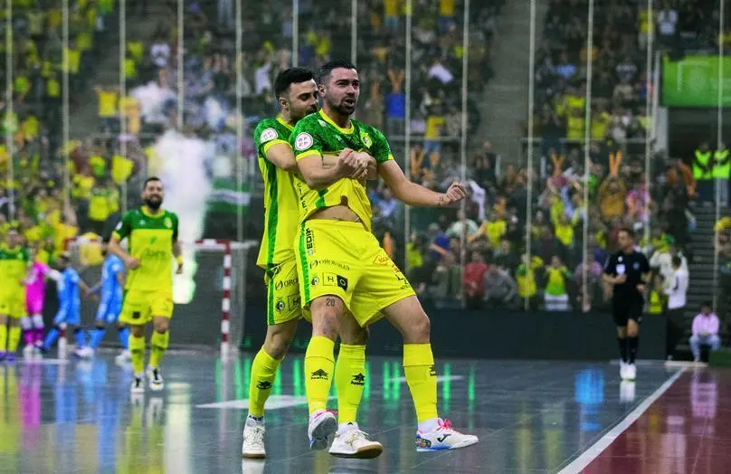 C&eacute;sar levanta a Chino en la celebraci&oacute;n de uno de los goles de la Copa - Viva Ja&eacute;n