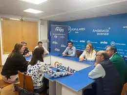 Gonz&aacute;lez reunido con algunos de los concejales electos del PP - 