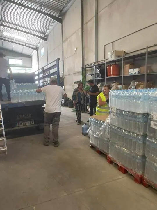 Reparto de agua embotellada en el Castillo de las Guardas, Sevilla.  - Diputaci&oacute;n 