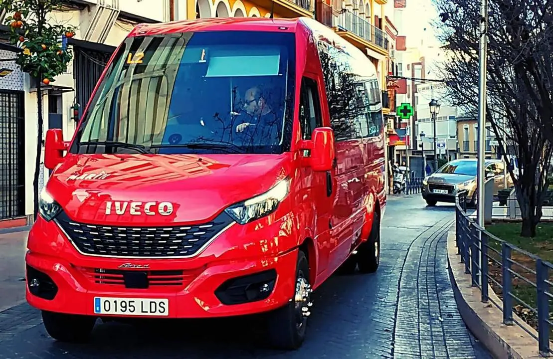 Uno de los autobuses que circulan por Puente Genil a diario.  - 