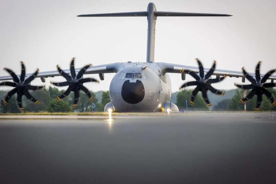 Un avi&oacute;n A400M de la Fuerza A&eacute;rea Alemana aterriza en Wunstorf.  - Moritz Frankenberg, DPA