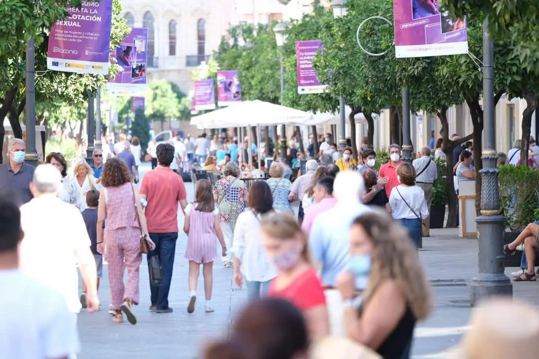 La calle Larga el pasado fin de semana, el primero dentro de la nueva normalidad - Cristo Garc&iacute;a