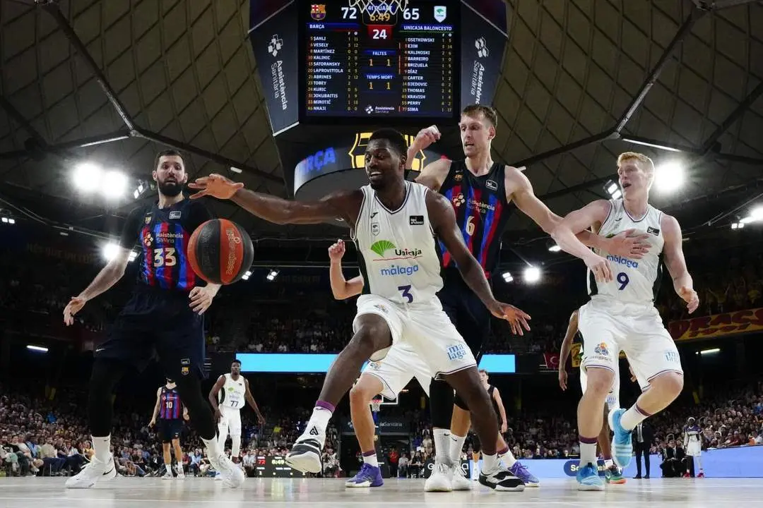 Melvin Ejim intenta controlar la bola durante el partido. - EFE/ Enric Fontcuberta