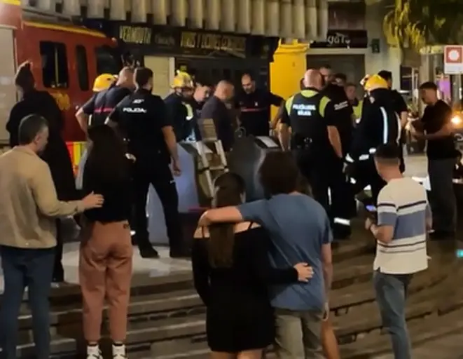 Los bomberos rescatan a un turista ca&iacute;do en un contenedor subterr&aacute;neo del centro de M&aacute;laga