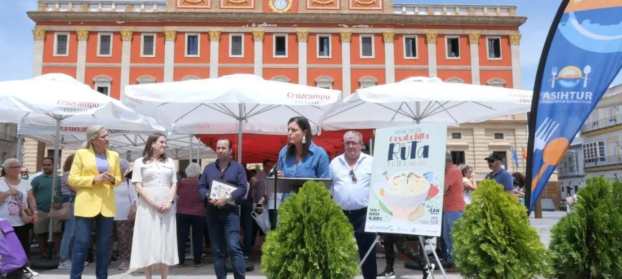 Patricia Cavada presentando la ruta junto a Juan L&oacute;pez - A.I.
