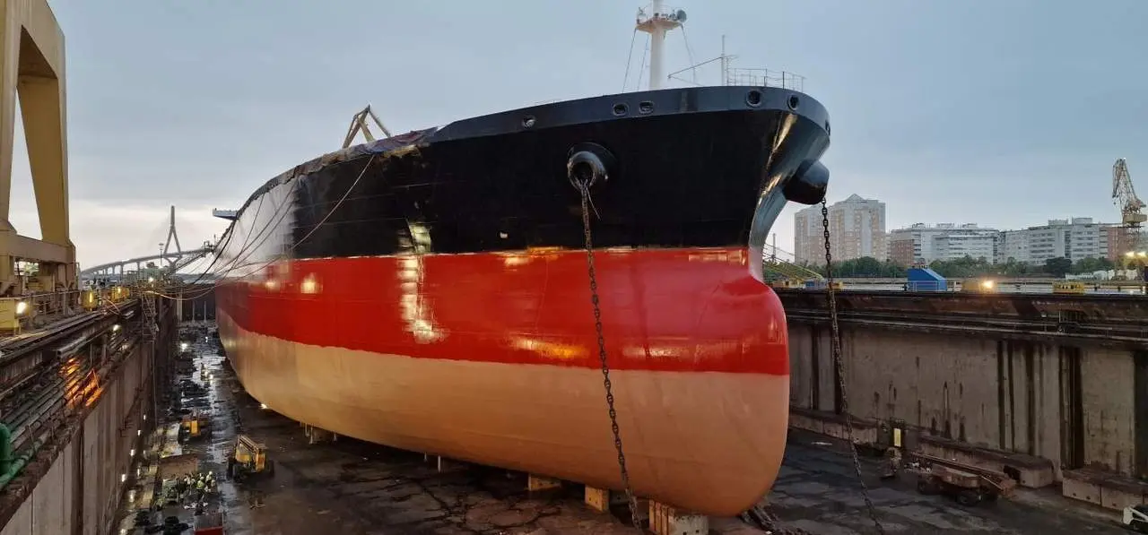 Un buque en dique del astillero de Navantia en C&aacute;diz. - E. P.