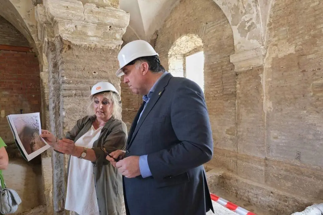 Bernal en el Claustro de Legos del Monasterio. - Junta