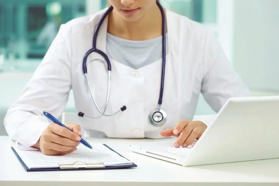 Foto de archivo de una consulta m&eacute;dica - SANITAS