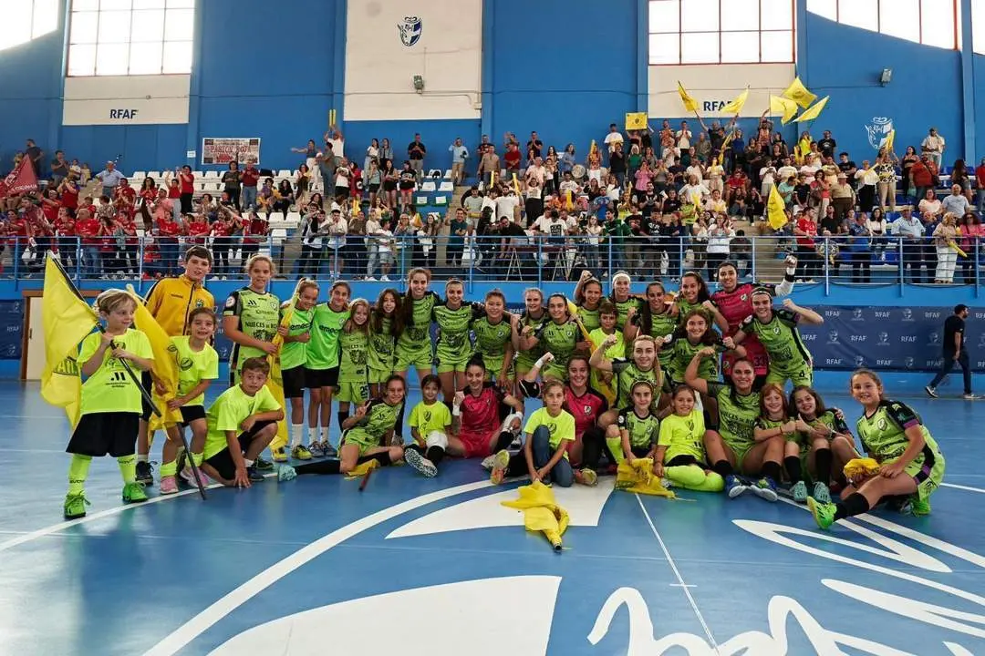 Imagen del Atl&eacute;tico Torcal celebrando el ascenso a Primera - ATL&Eacute;TICO TORCAL