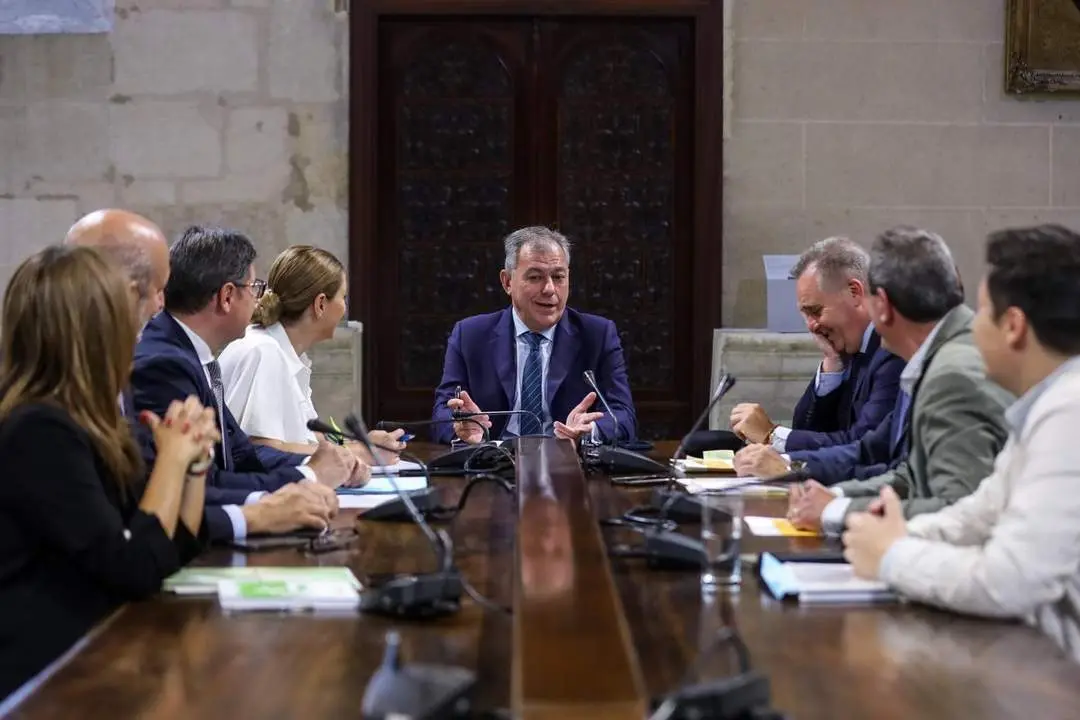Sanz con la primera Junta de Gobierno. - Ayto