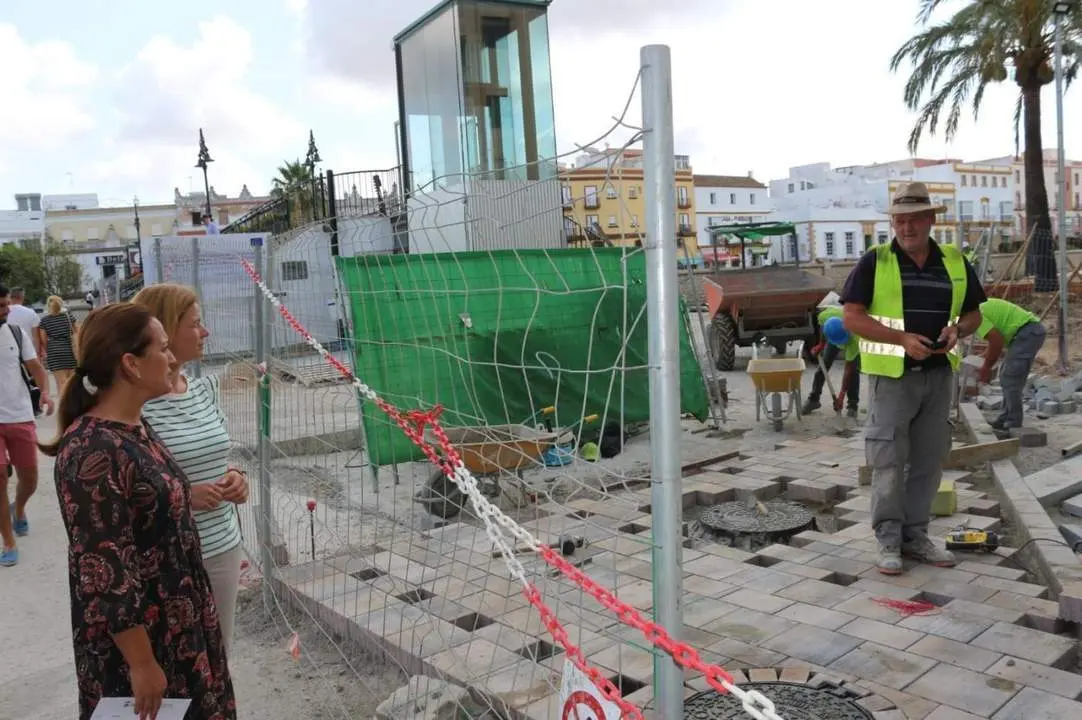 Ana Gonz&aacute;lez y Manuela P&eacute;rez en la Alameda del R&iacute;o - VIVA