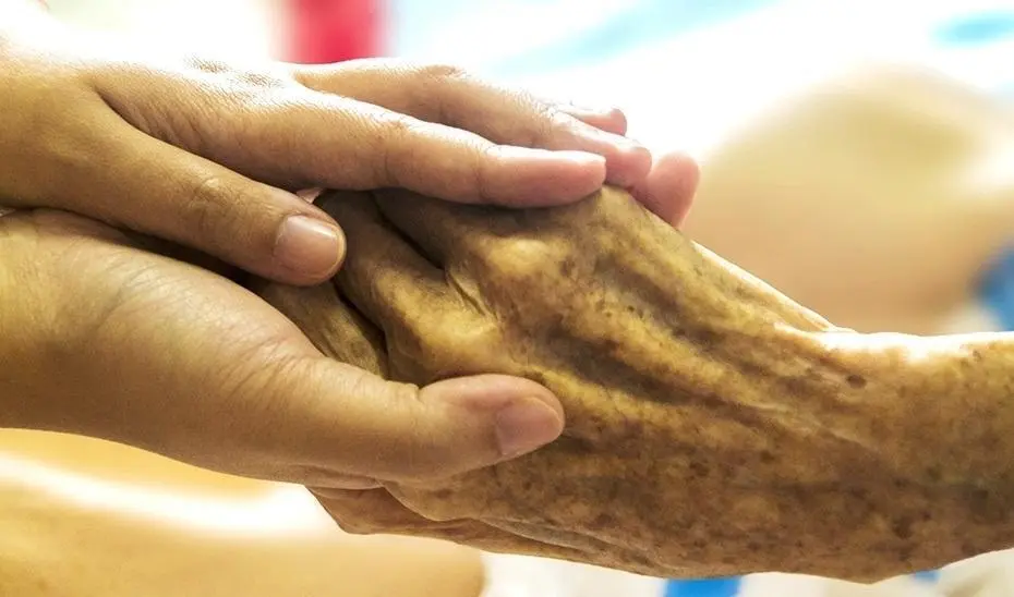 Una anciana recibe apoyo de una familiar. - Europa Press