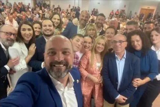 Alconchel se hace un selfie con asistentes al acto de presentaci&oacute;n. - AI