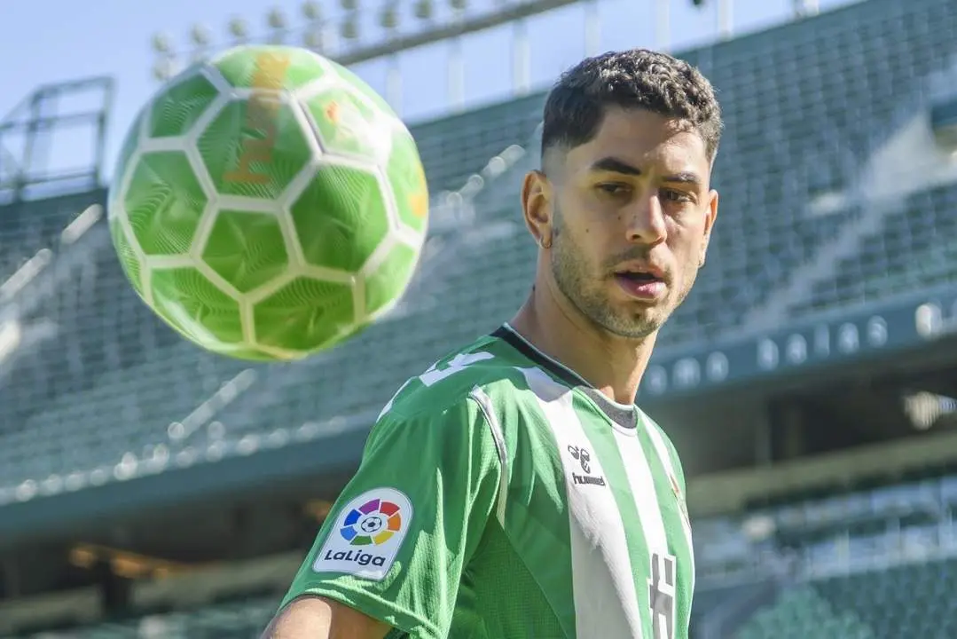 El futbolista del Real Betis, Ayoze P&eacute;rez, durante su presentaci&oacute;n. - efe