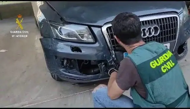 Un agente inspecciona el veh&iacute;culo que impact&oacute; con un motorista.  - GUARDIA CIVIL