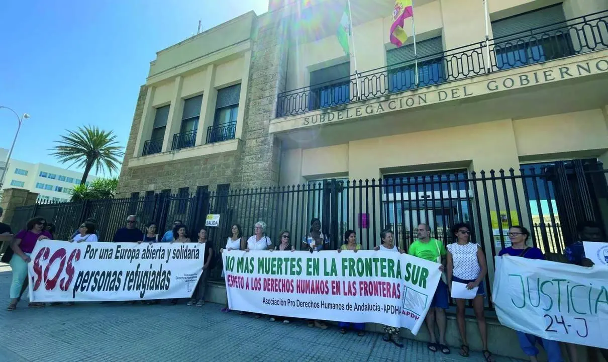 Concentraci&oacute;n en C&aacute;diz en memoria de la tragedia de Melilla. - Luis G&oacute;mez