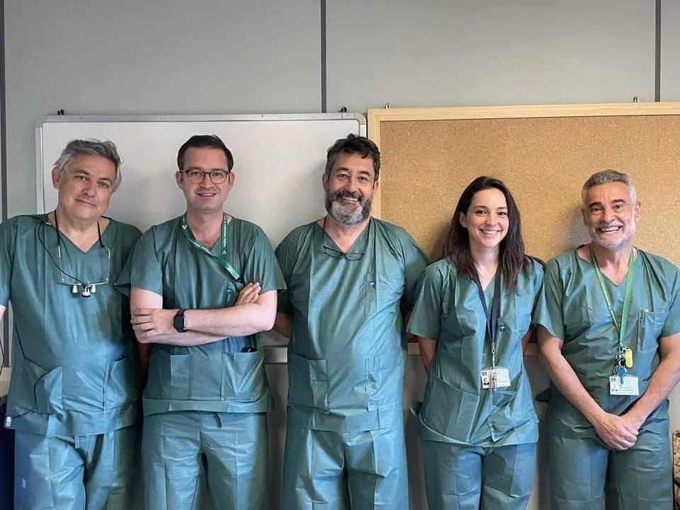 Sanitario premiado junto a sus compa&ntilde;eros. - VIVA Ja&eacute;n