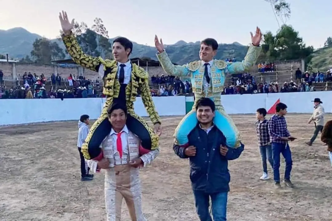 Alejandro Conquero, a hombros en Per&uacute;. - VH