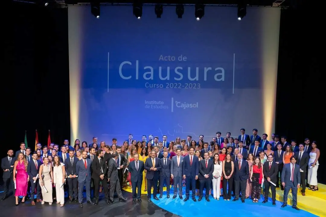 Foto de familia en el acto de clausura del curso.  - INSTITUTO DE ESTUDIOS CAJASOL