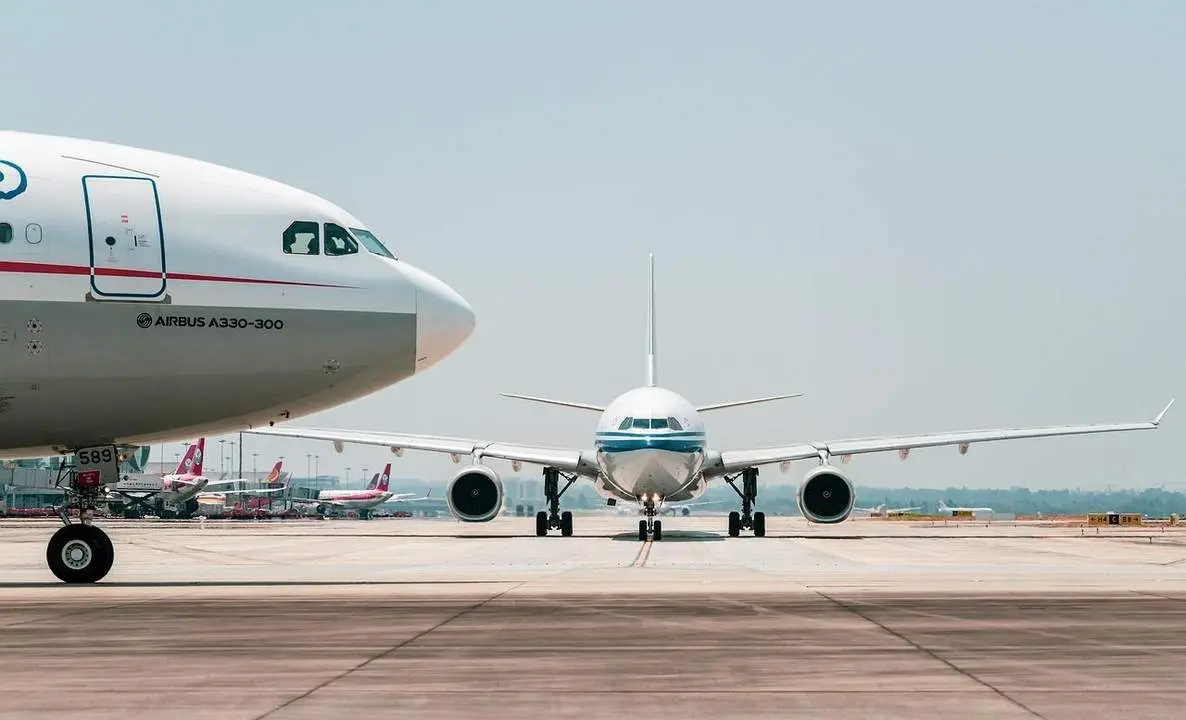 Aviones esperando para despegar. - Pixabay