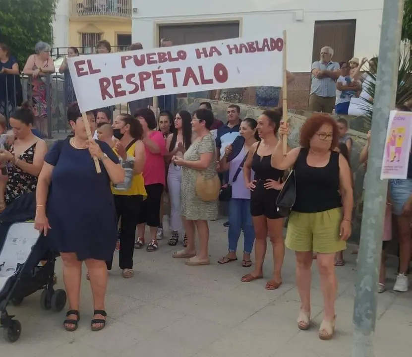 Protesta en Alg&agrave;mitas por el resultado de la sesi&oacute;n de investidura.  - JES&Uacute;S JAVIER VERA