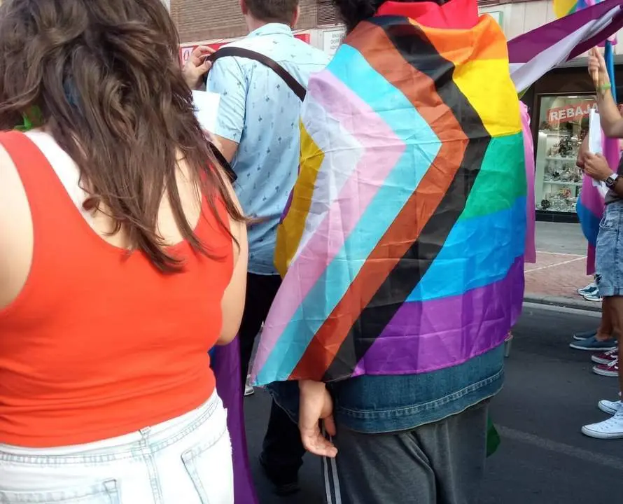 Un joven se cubre con una bandera LGTBIQ+ durante una manifestaci&oacute;n. - Europa Press